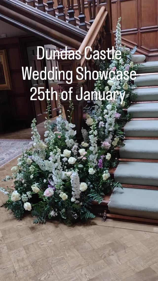I always have a wee Downton Abbey moment to myself when Im lucky enough to decorate the beautiful staircase @dundascastle I hope to see you there at the wedding showcase on Sunday 25th here is the link for tickets eventbrite.co.uk/e/dundas-castle-showcase-tickets-1975584458296 #weddingfloristedinburgh #weddingflowersedinburgh #thestockbridgeflowercompany #scottishcastlewedding #dundascastle
