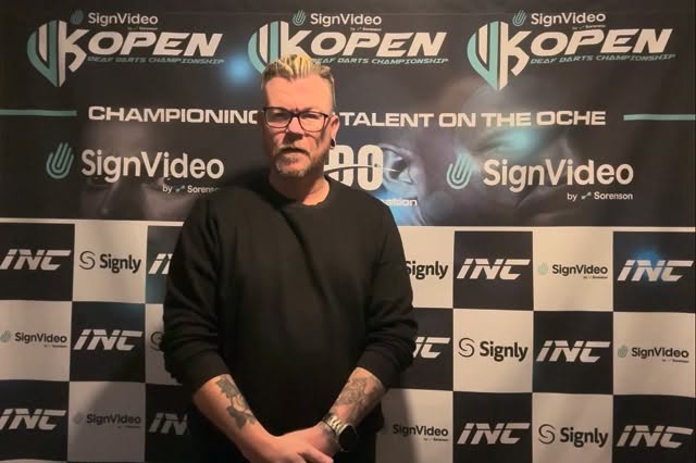 Exciting times! 🙌
The interview backdrop has arrived and is ready for the biggest stage of them all — @signvideo UK Open 🎯
We’re getting set for an incredible event celebrating Deaf darts at the highest level.
Don’t forget to register 👉 www.deafdarts.org
Collaborate with: @signlyapp @inc_apparel_official