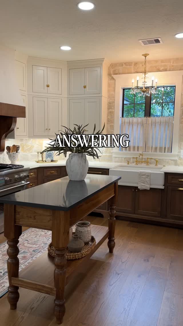 Y’all have been BEGGING for details & we don’t gatekeep 👇
You’re gonna want to remember this one 🤍
✨ Brass rail: @pepeandcarols
✨ Stone backsplash: Granbury Chop Veneer Flats from @legendsstonehouston
✨ Cafe curtain: Sibyl Birch fabric from @fabricut
✨ Chandelier: Antique🥹
✨ Island: Custom designed by us and handcrafted by one of our favorite local carpenters!
✨ Cabinets: @crystalcabinets
Uppers: Crystal Cabinets, Current MDF in Linen
Lowers: Crystal Cabinets, Current Alder in Acorn