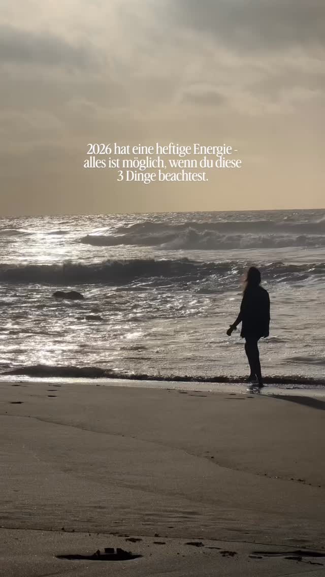 Ich sag mal so: es wird intensiv, schnell, ehrlich: mehr Tempo, mehr Wahrheit, weniger Ausreden ✨
Der chinesische Kalender nennt diese Zeit das Jahr des Feuerpferdes & ich liebe diese Symbolik - wir können so viel daraus lernen ❤️🔥
Dieses Jahr ist wirklich alles möglich – aber nur, wenn du lernst, diese heftig intensive Energie bewusst zu nutzen ohne auszubrennen oder dich zu verlieren.
Ich finde vor allem diese drei Dinge sollte man auf dem Schirm haben, wenn man die Energie des Jahres für sich nutzen willst ✨🤍🌞
1. Klarheit vor Geschwindigkeit:
Das Feuerpferd liebt Tempo – aber nur, wenn man weiß, wohin man will. Unklare Ziele führen zu zerstreuter Energie & Orientierungslosigkeit. 2026 wird klare Entscheidungen & bewusstes Handeln fordern.
Also frag dich schon jetzt ganz ehrlich:
Was will ich wirklich – nicht was logisch klingt, nicht was sinnvoll wirkt, nicht was von mir erwartet wird? Was will mein Herz? 🫀
2. Mut zur Bewegung (auch wenn du Angst hast)
Warten kostet uns 2026 mehr Energie als Handeln. Dieses Jahr reagiert nicht auf Perfektion, sondern auf Bewegung. Muss man perfekt vorbereitet sein? Nein. Aber wir sollten innerlich bereit genug sein & vor allem in uns klar, so dass wir auf schnelle Wendungen & unerwartete Chancen & Möglichkeiten mutig und aus dem Herzen heraus reagieren können.
3. Authentizität statt Anpassung
Je echter du dieses Jahr bist & je ausgerichteter deine Entscheidungen sind, desto schneller kommst du in den Flow. Erlaube dir radikal du selbst zu sein, spreche deine Wahrheit & lass dich überraschen, was für Chancen, Möglichkeiten & Menschen in dein Leben kommen, wenn du aligned mit dir bist.
Speicher die den Post ab & nehm dir später Zeit, dir diese Fragen in einem ruhigen Moment zu stellen:
- Was will ich wirklich?
- Was in meinem Leben entspricht nicht meinem wahren Potenzial – und wie kann ich es jetzt ändern?
- Wenn ich ehrlich zu mir selbst bin: Was halte ich fest, das mich nicht mehr weiterbringt?
- Welche Entscheidung in meinem Leben würde alles verändern, wenn ich sie heute treffe?
Also 2026 let’s go ❤️🔥