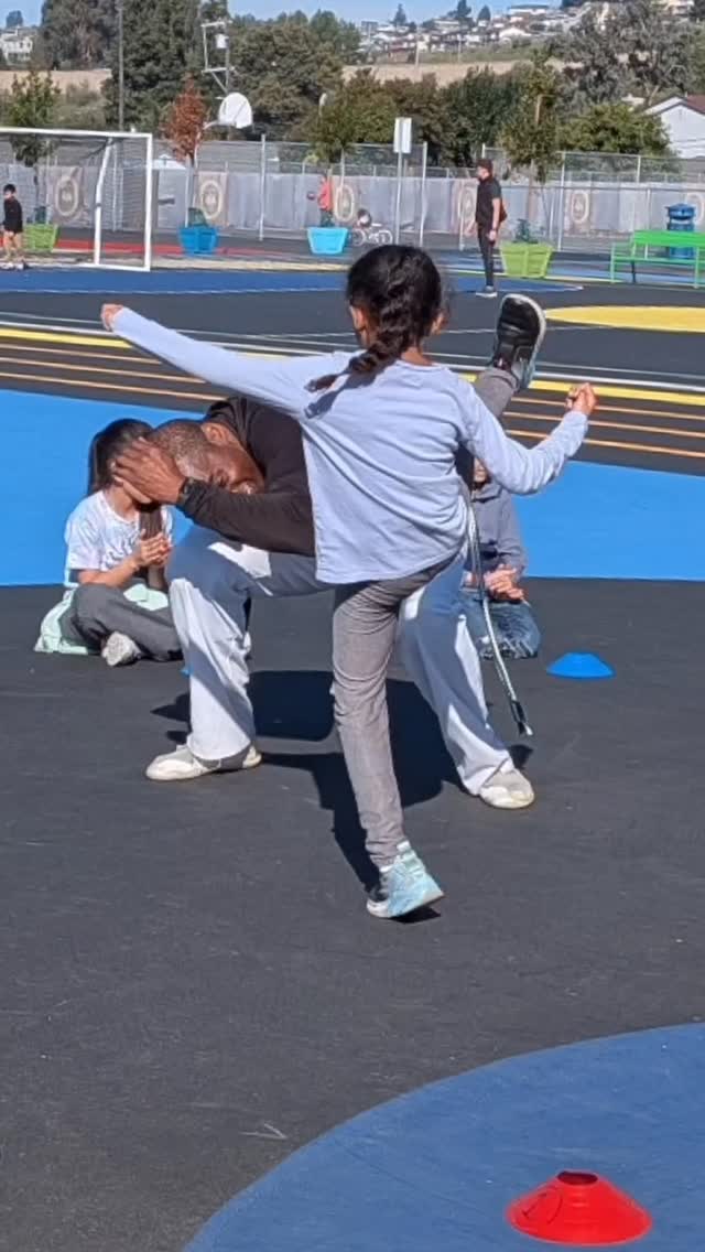 Another awesome class today with special guest Mestre Mata Mosquito!
Comment or msg us to sign up your kid. Every Sunday. 11am. Ages 6-10 (with some exceptions).
Thanks to Mestre @matamosquito.ldp for help teaching, and BraΓ§os de Ouro and Tica for helping with the kids today!
πΈ: Mrs. RΓ‘dio Velho