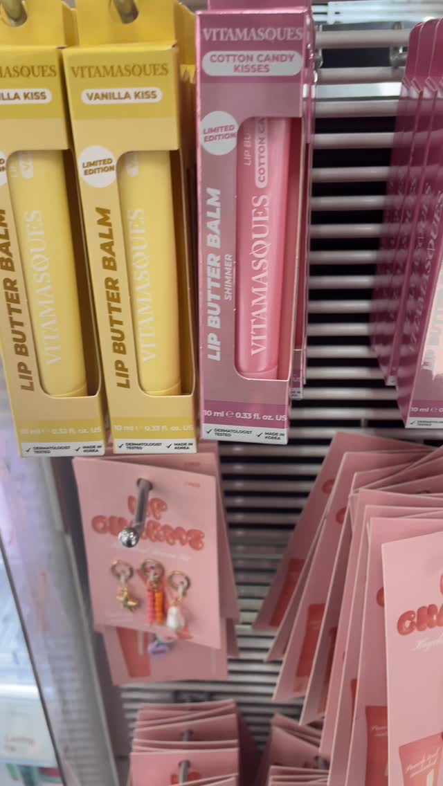 Who doesn’t love lip gloss ! And who doesn’t love charms! So when I saw these at @target I had to share!
#lipglosscharms #lipglosscharmkeychain #targetfinds