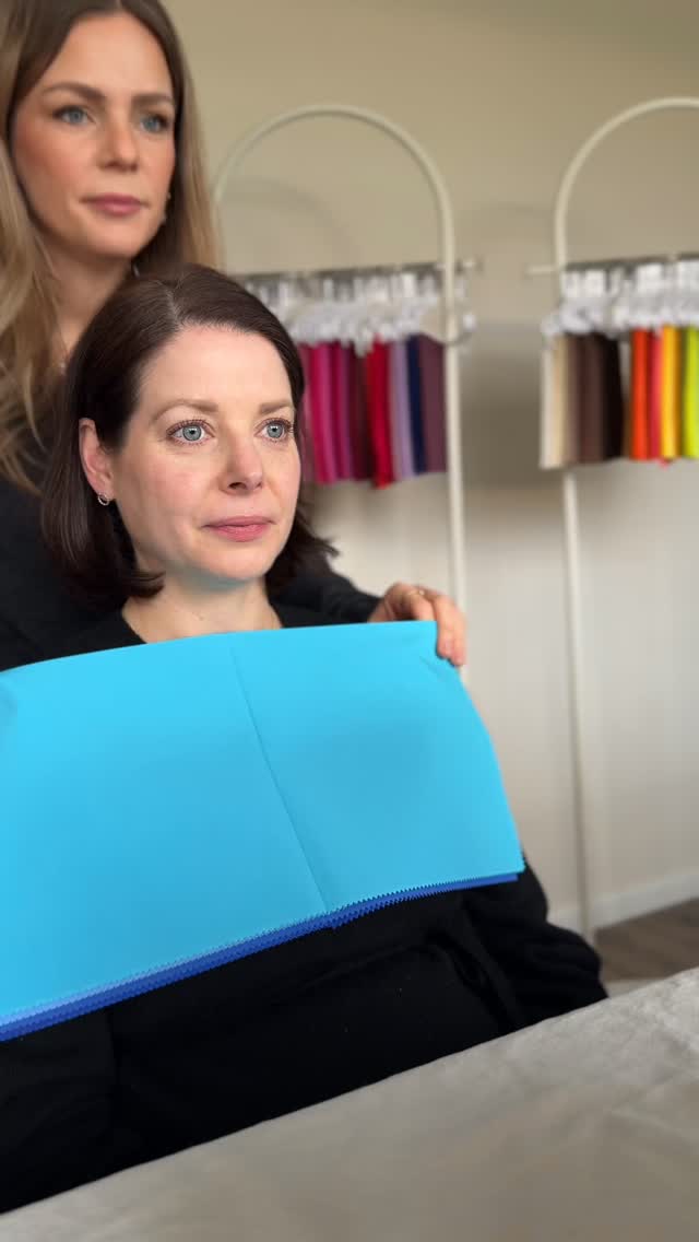 💙Alle Blautöne sind in ihrem Farbpass –
aber nicht jeder Ton ist ein Wow-Ton 💙
Sie hat einen kühlen, klaren & dunklen Farbtyp – und alle diese Blautöne gehören theoretisch in ihren Farbpass.
Aber: Nicht jeder Ton wirkt gleich gut!
Im Video sieht man ganz deutlich:
✨ Bei den klaren & dunkleren Nuancen wirkt ihre Haut sofort frischer
✨ Ihr Gesicht bekommt mehr Spannung & Leuchtkraft
✨ Die nicht ganz passenden Nuancen lassen sie dagegen müder erscheinen
💫 Siehst du den Unterschied auch?
Schreib mir mal in die Kommentare:
Team klares Dunkelblau oder eher softer Ton?
Möchtet ihr als Nächstes
💚 Grüntöne oder
❤️ Rottöne an ihr sehen?
#farbberatungbielefeld #farbberatung #colouranalysis