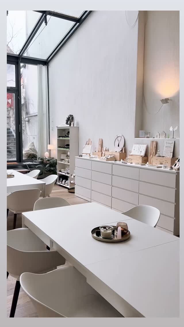 ✨ Neu in meinem Vivescam Atelier Shop ✨
In meinem Vivescam Atelier findest du ab sofort auch das wunderbare Buch von @embodiment.of.beauty,
Claudia Lazzari – „Wahre Schönheit geht unter die Haut“.
Ein Buch, das nicht nur über Hautpflege spricht,
sondern über Verbindung, Achtsamkeit und die vier Phasen einer natürlichen, ganzheitlichen Pflege.
Gerade als selbständige Frau ist es mir ein Herzensanliegen,
dass wir uns gegenseitig sichtbar machen, unterstützen und stärken.
Denn echtes Wachstum entsteht nicht im Konkurrenzdenken,
sondern im Miteinander. 🤍
Support ist kein Trend –
es ist eine Haltung.
Danke liebe Claudia @embodiment.of.beauty für dieses wertvolle Werk ✨
Passend dazu findest Du im Atelier Shop ausgewählte Gua Sha aus Edelstein für Deine tägliche Pflegeroutine.
#vivescam #frauenunterstützenfrauen #supportsmallbusiness #selbständigefrauenschweiz #atelierleben #achtsamkeit #natürlichehautpflege #guashafacial #miteinanderstattgegeneinander #naturkosmetik