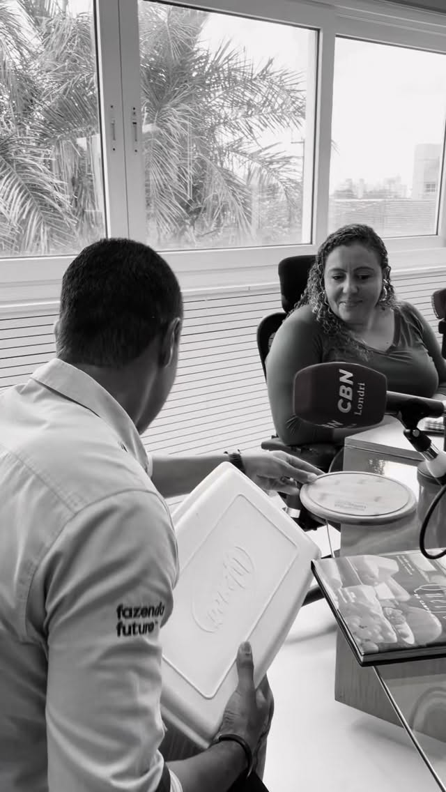 Hoje é Dia do Queijo e nosso coração transborda gratidão. ❤️🧀
Na última sexta, a convite da @anapaulalopes.menu e do @pablolussich @menuescoladegastronomia o Fábio esteve na @cbnlondrina contando sua história: começou vendendo queijo porta a porta em Londrina… e hoje a Mais Minas tem orgulho de fazer parte dos principais estabelecimentos gastronômicos do Norte do Paraná!
Porque queijo é mais que produto: é nosso DNA.🧬 🧀