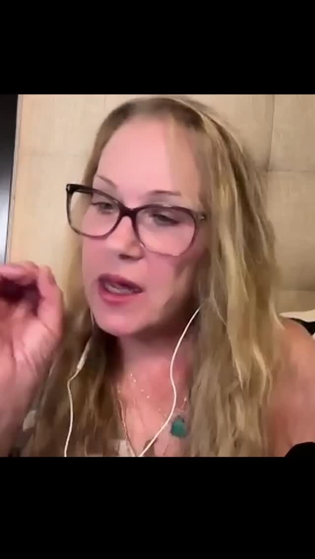 Making others comfortable with your pain? Women have been doing it forever. Christina just said it out loud.
@jesposito @catyezbak #christinaapplegate