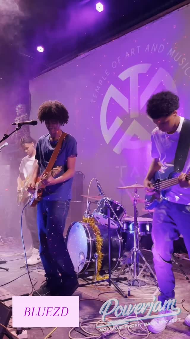It was great to finally get Powerjam band, ‘Bluezd’ ( ages 15-17) on the @templeartmusic stage for @jom_junior_open_mic yesterday - Especially as it’s Bluezd’ first gig with drummer, Louis! The crowd’s response to Bluezd’ new single, ‘Dreams’ was incredible!!Huge thanks to Andy & everyone involved!
📽@tea.texier
#bluezd #powerjanbands #nonprofit #earthwindandfire #theriverboatsong @ocsmusic