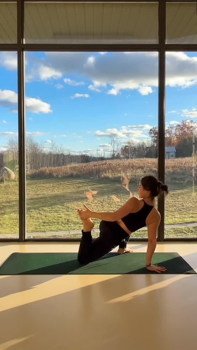 Flowing into this week 💃 ❤️😎
.
.
.
.
On my @kinsheyoga
📍 @harmonydawnretreat
.
.
.
.
.
#yogaflow #flow #mondaymovement #torontoyoga