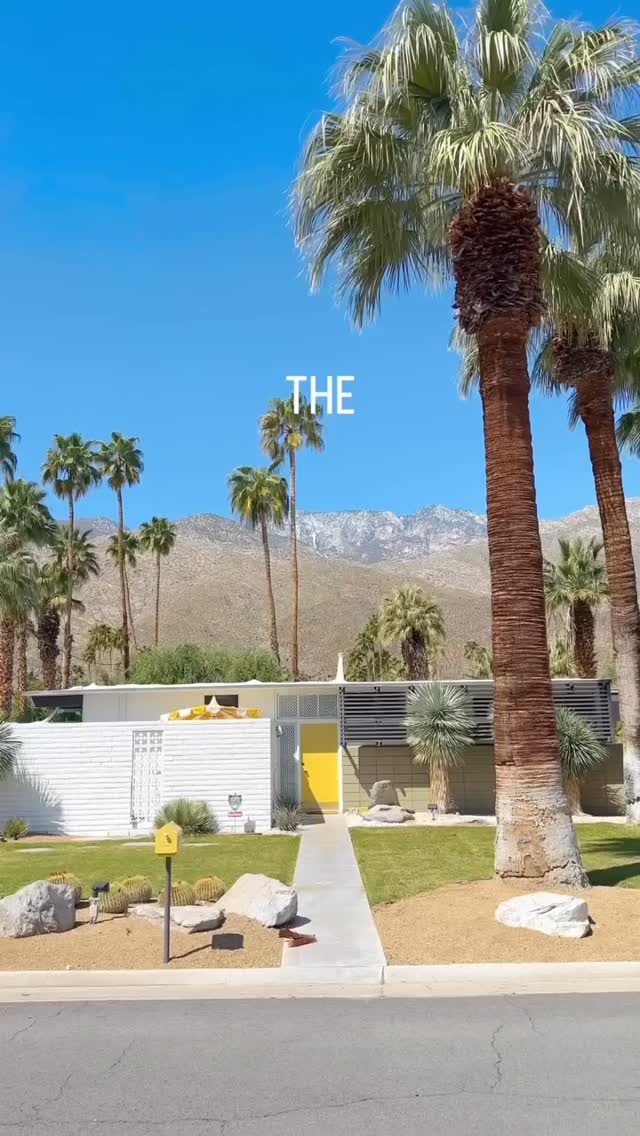 Perfect winter getaway @visitpalmsprings Welcome to Palm Springs, where each door has a story to tell. 🧡
🎥 @paulfuentes_photo | @paulfuentes_design