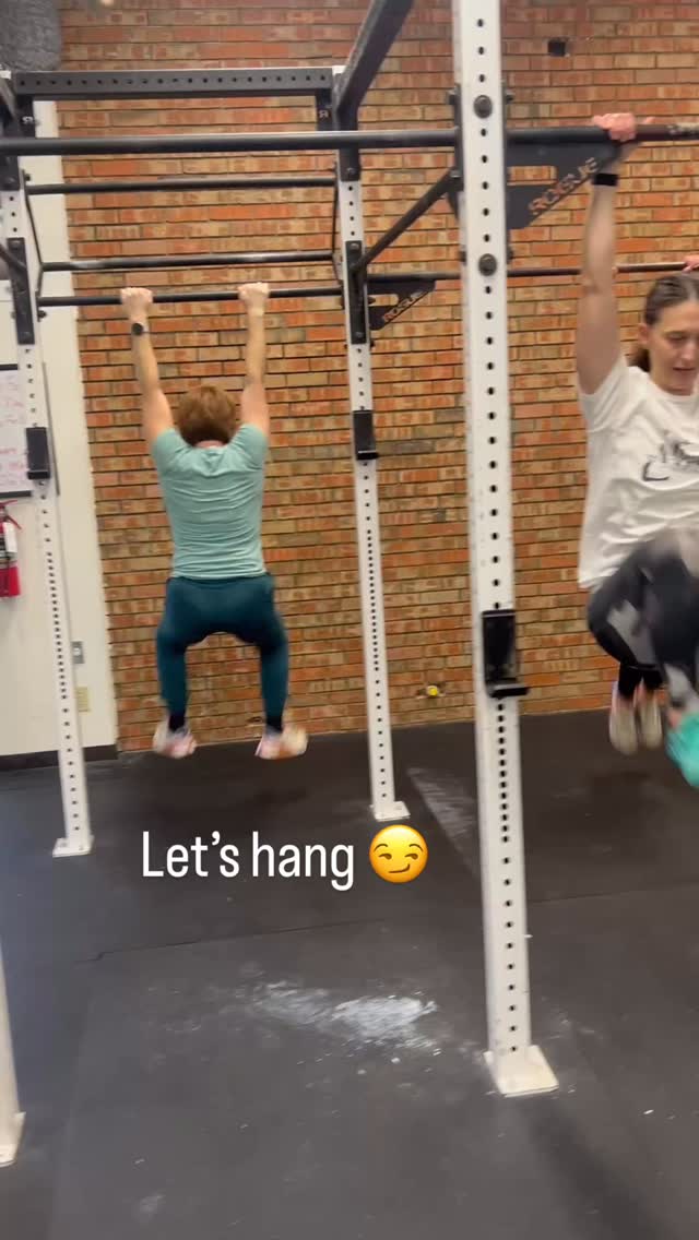 Letâs hang. Grip says no. Core says yes.
#LetsHang
#CrossFitLife
#CrossFitCommunity