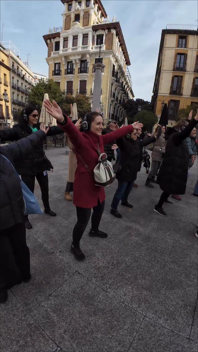 Aquí da igual cómo vengas:
solo, acompañado, celebrando un cumpleaños, una despedida, un evento de empresa
o simplemente porque te apetecía hacer un plan diferente en Madrid. 🎧✨
Hay quien llega con curiosidad, quien viene con ganas de liarla
y quien solo busca desconectar de la rutina…
pero todos acaban igual: riendo, bailando y disfrutando de una
experiencia inmersiva, divertida y única en la ciudad. 💃🏻🕺🏻
No va de saber bailar.
Va de pasarlo bien.
De vivir un Silent Disco Tour en Madrid que se te queda grabado
y que, cuando lo recuerdas, te vuelve a sacar una sonrisa.
👉🏼 Comenta “Recuerdo” y te enviamos toda la info para vivir el próximo BAILALOLOCO en Madrid.
#Bailaloloco #SilentDiscoTour #PlanesEnMadrid #quehacerenmadrid