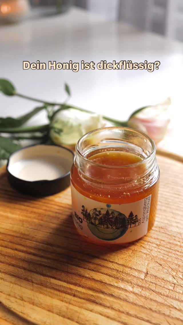 Dickflüssiger Honig ist kein Zufall,
sondern ein Zeichen für Natur & Qualität 🐝🍯
Mit der Zeit beginnt Honig ganz natürlich zu kristallisieren.
#biohonig #honigliebe #imkerei #naturprodukt #regionales