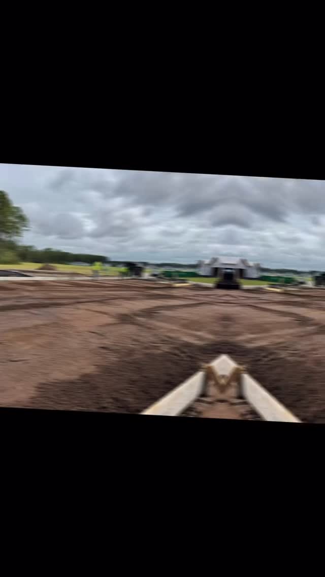 When you love what you do it shows ✌🏼
#earthwork #professionalgrading #gradingdirt #contractor #construction