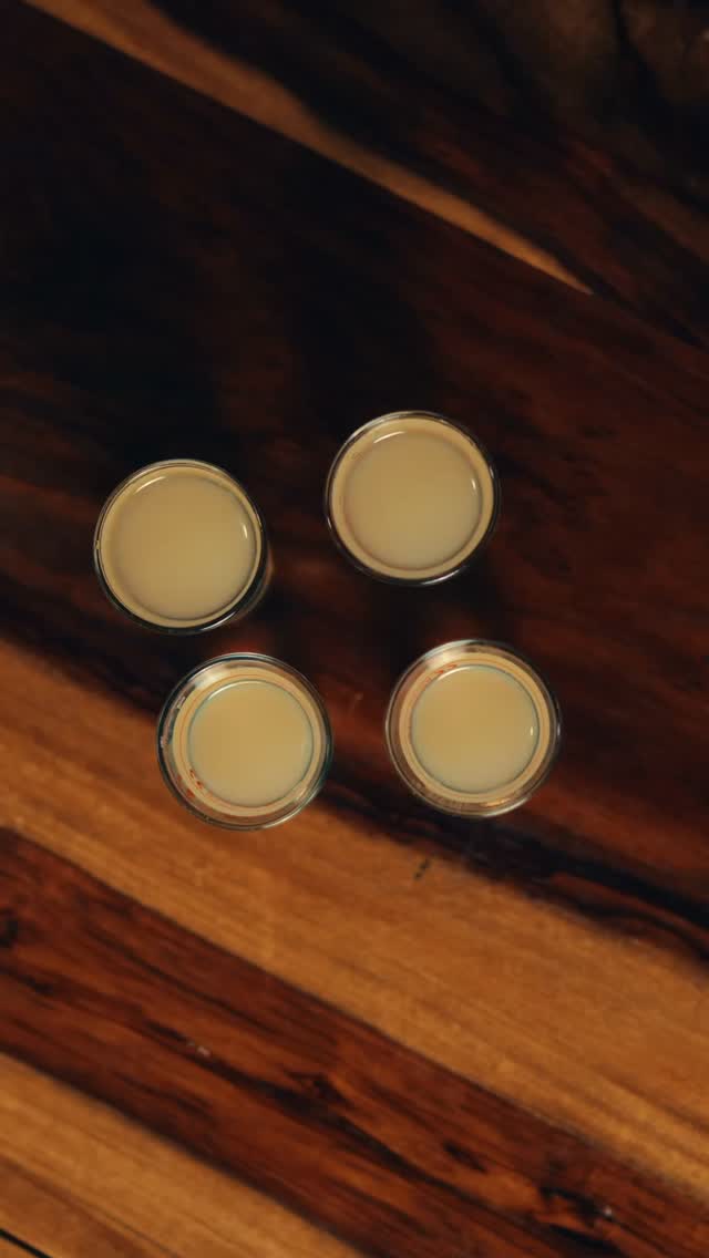 Ein Moment in dem Geschichte geschrieben wird🍋
Vier Shots.
Ein Moment.
Unzählige Erinnerungen. ✨
Bestelle jetzt online unter: www.tottisdrinks.de 🍋
#tottis #göttingen #DrinkResponsibly #vegan #madeingermany
Dieser Inhalt richtet sich ausschließlich an Personen über 18 Jahren.
Bitte Alkohol verantwortungsvoll konsumieren und nicht an Minderjährige weitergeben.