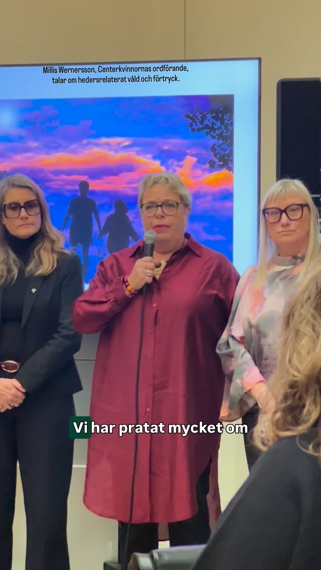 När någon sträcker ut en hand i hopp om hjälp,
måste vi ta den.
Och aldrig släppa taget.
Det behövs både ingripande och förebyggande åtgärder för att stoppa hedersrelaterat våld och förtryck. Vi i Centerkvinnorna vill bland annat se mer utbildning för alla som kommer i kontakt med utsatta personer.
Under dagens seminarium fick vi ta del av gripande vittnesmål och dela vår syn på det samhällsproblem som så många flickor, kvinnor, pojkar och män utsätts för. Tack till @amineh._kakabaveh, @varkenhoraellerkuvad och riksdagens tvärpolitiska nätverk mot HRV. Tillsammans kan vi skapa förändring.