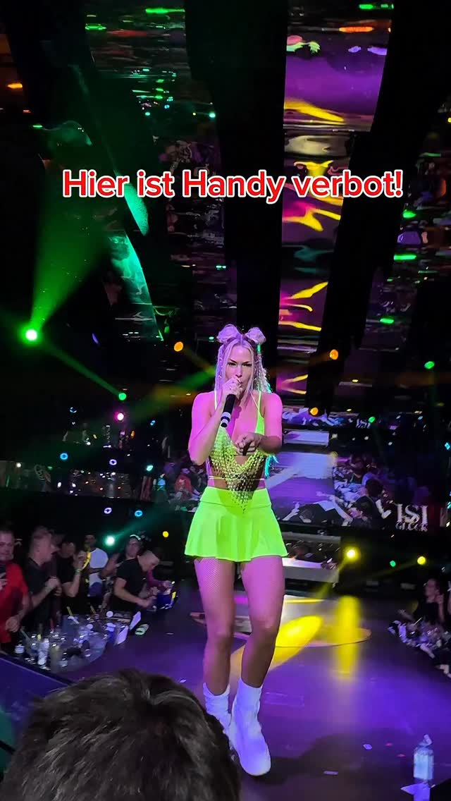 Erwischt von Isi Glück auf der Mega Park Bühne 👀 Wir sehen uns beim großen Megapark Opening vom 23. April bis 26. April im Partytempel Nr.1 und das am besten ohne Handys beim Auftritt 🥳 #megapark #ifeelmega #opening #unitedpartypeople