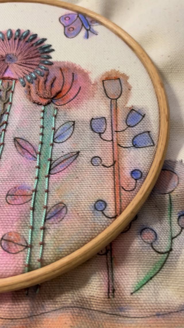 Beautiful silk threads have given this vintage appeal. I chose to play down the brighter colours, and the mint green harmonises everything ❤️
I can feel a kit coming on, with a silk thread set ....
#silkthread #silkembroidery #broderie
