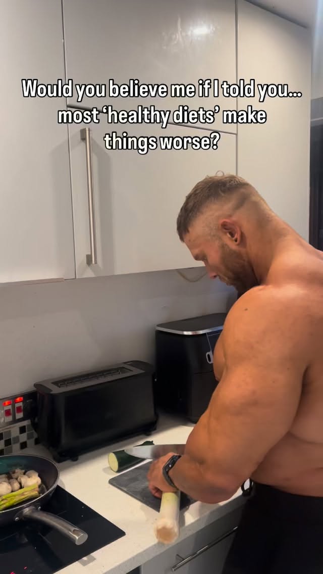 You eat less.
You try harder.
You tell yourself you just need more discipline.
But your mind doesn’t see discipline.
It feels pressure.
Constant restriction.
“Clean” eating rules.
Guilt around food.
That mental stress turns into physical stress.
And stressed bodies don’t lose fat,
they fight back.
Cravings.
Binges.
Weight regain.
That’s why most “healthy diets” fail.
Not because you’re weak.
Because they’re not realistic.
This is exactly what I fix with my clients.
Less restriction.
More freedom.
Clear principles that actually work in real life.
If you want a smarter way to lose weight,
comment RESET and I’ll send you my free 14-day weight loss reset to help you drop your first 4kg without losing your mind.