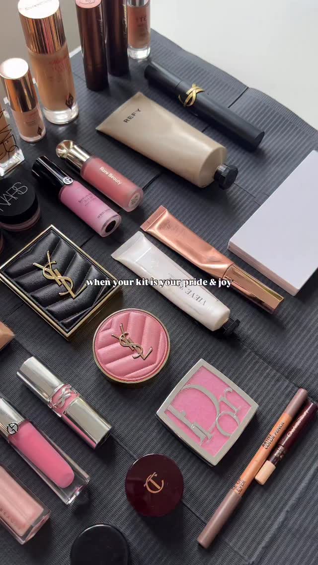 I just love a good set up of my fave kit products - only the best for my brides 🤩
Kit spending ban unless it’s for top ups - now long will that last…🙈
#londonmakeupartist #makeupartistkit #muakit
What’s in my pro MUA kit
Makeup artist kit set up
Ysl blush
Bridal makeup artist