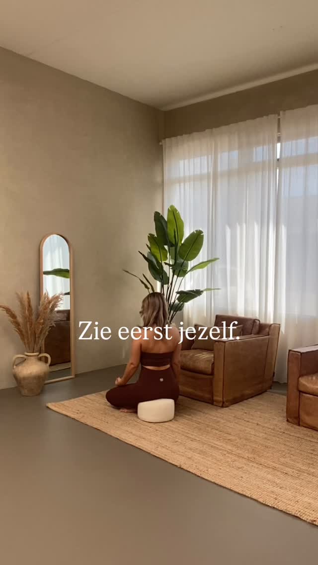 Ze raapte de stukken van een gebroken spiegel bij elkaar.
De boodschap was helder: zie eerst jezelf.
Zolang je jezelf niet volledig ziet,
kan een ander je ook niet volledig zien.
In de Akasha Soul Reading werd duidelijk
waarom een zakelijke onderhandeling stroef liep.
Het zat niet in de ander.
Het zat in het niet volledig innemen van haar eigen plek.
Dat inzicht bracht een shift.
Niet in woorden, maar in energie.
En precies dát maakte dat de dynamiek veranderde
en de onderhandeling een positieve wending kreeg.
Het Akasha veld werkt niet via analyse.
Het werkt via herkenning.
Op het moment dat iets op zielsniveau klopt,
beweegt het leven mee.
Soms heb je geen advies nodig, maar herinnering.
Boek jouw Akasha Soul Reading via de link in bio.
#akasha #helderheid #innerlijkwerk #soulwork