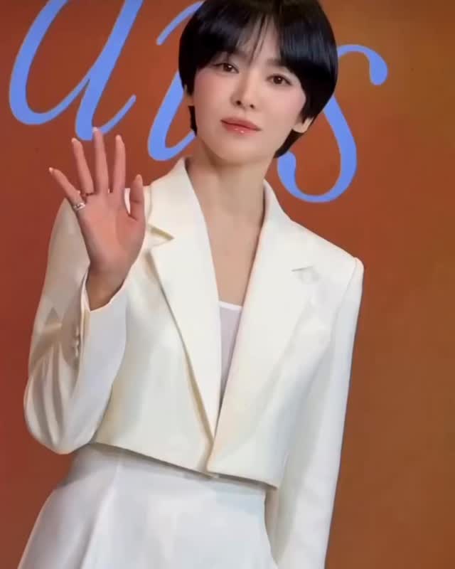 💖 벨로테로® – 히알루론산 필러
벨로테로®는 피부에 자연스럽게 밀착되어
각자의 ‘나다운 아름다움’을 완성합니다 ✨
특허받은 CPM 기술로
보는 눈(See), 만지는 손(Touch), 표정(Express),
그리고 피부에서 느껴지는 감각(Feel)까지 자연스럽게 구현 💧
오감으로 경험할 수 있는 벨로테로®의 기술력
천천히, 그러나 강렬하게 당신의 아름다움을 완성합니다 💖
💖 Belotero® – Hyaluronic Acid Filler
Belotero® adheres seamlessly to the skin,
enhancing your unique, natural beauty ✨
With patented CPM technology,
it delivers natural results you can see, touch, express,
and truly feel 💧
Belotero®’s innovation can be experienced through all five senses
– gradually, yet powerfully elevating your beauty 💖
📍 3000 W Olympic Blvd #305, Los Angeles
📞 213-814-8410
#Belotero #SongHyeKyo #NaturalFiller #VolumeFiller #MoistureFiller #GlowSkin #DermasterLA