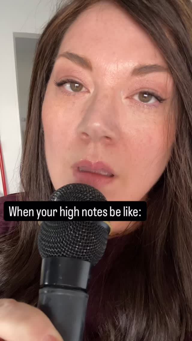 You’re singing the verse and it’s all good and well and then that chorus hits and your voice to decides to go off the rails.
My professional opinion?
There’s a good chance your voice wasn’t firmly on the rails in the verse either.
Even if the low part of a song doesn’t feel hard, it doesn’t mean you’re singing super freely down there.
Always check what’s going on in the verse before you assume the high notes are just out to get you.
If you wanna sing solid high notes, you need balance and stability in your low voice too.
Need help getting your voice to feel and sound more stable?
I’m your girl.
Book a lesson and let’s make it happen. 🎤