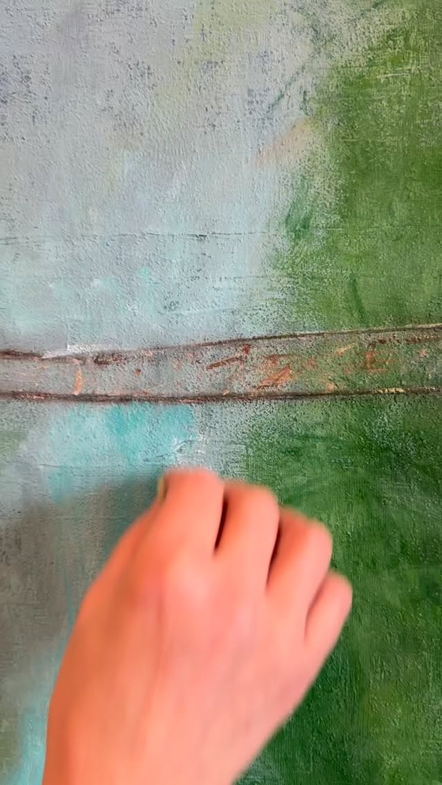 I have no idea how this motif came about. I just wanted to paint over an old picture, and then this came to light. A little dramatic. .For me, it’s the Alps in my version on the way to our second home in Italy. Ich habe keine Ahnung, wie dieses Werk entstanden ist. Ich wollte nur ein altes Bild übermalen und dann kam das dabei raus. Ein bisschen dramatisch. Für mich sind es die Alpen in meiner Version auf dem Weg in unser zweites zu Hause nach Italien #künstlerin #art #colours #love