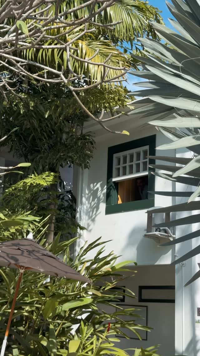 O dia desacelera.
À beira da piscina,
um drink nas mãos
e Paraty acontecendo sem pressa.
É sobre estar presente.
É sobre viver bem o tempo.
⸻
The day slows down.
By the poolside,
a drink in hand
and Paraty unfolding unhurriedly.
It’s about being present.
It’s about living time well.
#PousadaDoPrincipe #SuaCasaEmParaty #Paraty