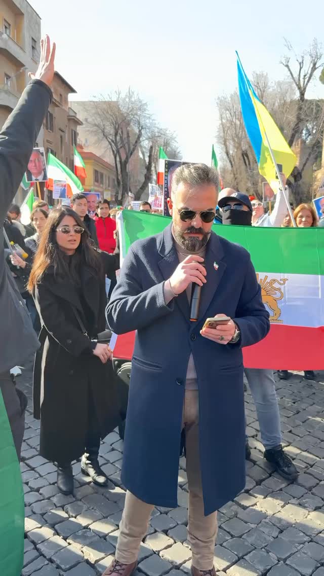 📍 Roma – 17 gennaio
Sabato 17 gennaio, a Roma, si è svolta una manifestazione organizzata da partiti politici italiani insieme ad associazioni iraniane attive in Italia, per esprimere solidarietà al popolo iraniano e condannare la repressione della Repubblica Islamica.
Nel corso dell’iniziativa è stato ribadito il sostegno alla lotta del popolo iraniano per libertà, democrazia e autodeterminazione, e rivolto un appello alle istituzioni italiane ed europee affinché assumano una posizione chiara e responsabile a fianco della volontà popolare dell’Iran.
Il popolo iraniano non è solo.
#rivoluzioneiran2026