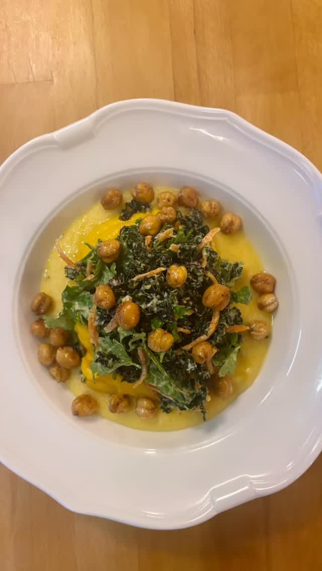 Polenta crémeuse, butternut rôti, pois-chiches croustillants, petite salade de cavolo nero mariné.