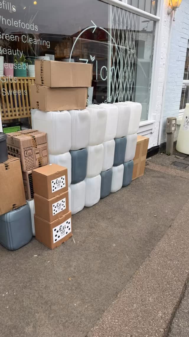 🚛✨ 1,000+ litres just landed! ✨♻️
Today we took delivery of over 1,000 litres of refill liquids — all arriving in reused drums that have been cleaned, refilled again, and again and kept in circulation 🙌
Even better? They’re made right here in the UK by the brilliant small, family-run business @fill_co 💚
Less waste. Better products. Shorter supply chains. Real people behind the products.
This is what refill actually looks like:
➡️ reuse over single-use
➡️ supporting small businesses
➡️ keeping plastic in the loop, not the bin
Come top up, refill, and be part of it 🌍💧
#RefillRevolution #ZeroWasteShop #RefillNotLandfill #FillSeeker #CircularEconomy