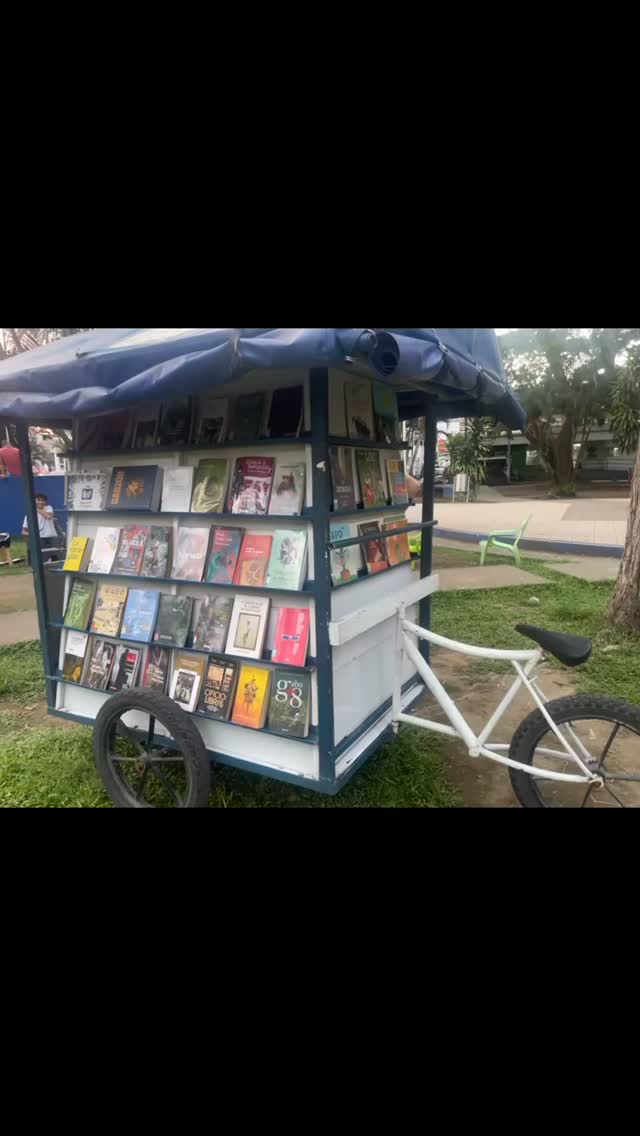#martesderecomendarlibros
📚Hoy estamos en Tumaco, Nariño. Como tal no vamos a recomendar un libro en específico sino a compartir este lindo espacio literario que ofrece y recomienda -de manera gratuita- libros para niños, literatura universal y afrodescendiente.
🌳Nos encantó este bello entorno vital para leer, jugar, crear y dejarse llevar por la magia de los libros, al aire libre, ubicado en el parque Colón.
👏Celebramos este encuentro bonito con el coordinador de este proyecto, Jaime García, quien nos invitó a disfrutar de la lectura, la palabra y el espíritu de compartir.
🙌La Chaza está de tour literario explorando nuevas actividades y fortaleciendo lazos colectivos alrededor de los libros
📸 danielcaycedo
#lachazadetourliterario #bicibibliotecadelsaber
#martesderecomendarlibros👌🏼 #librostumaqueños