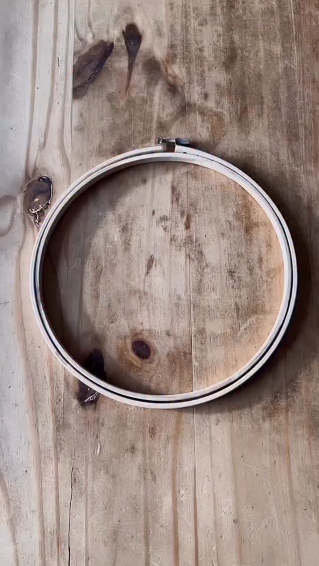 🤍Bye bye Winter Deko!
Langsam darf die Weihnachtsdeko weichen aber was passt jetzt eigentlich?
Ich mag gern schlichte Töne, schon bisschen winterlich aber eben nicht mehr weihnachtlich.
Wie wäre es mit einem gewebten Kranz?
I love it!
Easy und schnell gemacht 🤍
Du brauchst einen Stickrahmen oder kranzreifen aus Holz, Draht oder Weide. Noch etwas Garn und ein paar Schätze aus der Natur. Ich hab zb was getrocknetes genommen, Zweige und Zapfen find ich auch voll hübsch!
Und schon kann’s los gehen 🤍
Wie gefällt‘s euch?
Freu mich wenn ihr kreativ nach werkelt und mich gern verlinkt damit ich eure Werke auch bestaunen kann 🤍
Freu mich natürlich über Kommentare, Herzis und wenn ihr die Idee schön findet könnt ihr sie natürlich gerne teilen und speichern 🤍
Alles Liebe,
Eure Meli mint
.
.
#newdecoration #kranz #loop #wreath #deco #dekorieren #dekoidee #home #naturdeko #simple #naturkind #nature #trockenblumen #minimalism #selbermachen #diy #plantlady #bastelidee #love #dekoliebe #flowers #handmade