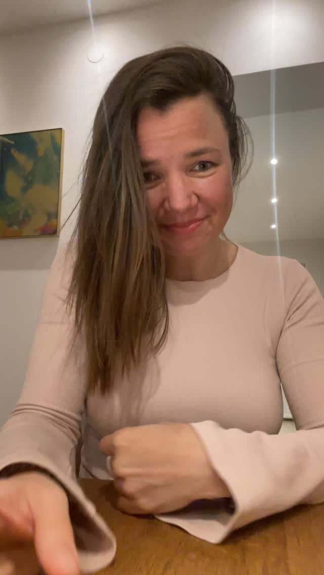 Spontan ein Video aufnehmen? Geht â und sieht trotzdem gut aus!
Ich liebe es, einfach loszulegen â ohne stundenlang Kamera, Licht & Setup zu perfektionieren.
Hier sind ein paar kleine Dinge, die einen riesigen Unterschied machen:
âš Ein ruhiger Hintergrund mit etwas Tiefe
đš Ein kleines Kunstwerk oder Akzent im Bild
đ Direkt in die Kamera schauen â nicht auf den Bildschirm
đ± Handy auf Augenhöhe platzieren
đĄ Und ein kleines Lichtwunder fĂŒr den extra Glow
Du brauchst kein Studio, um gesehen zu werden. Fang einfach an. Jetzt.