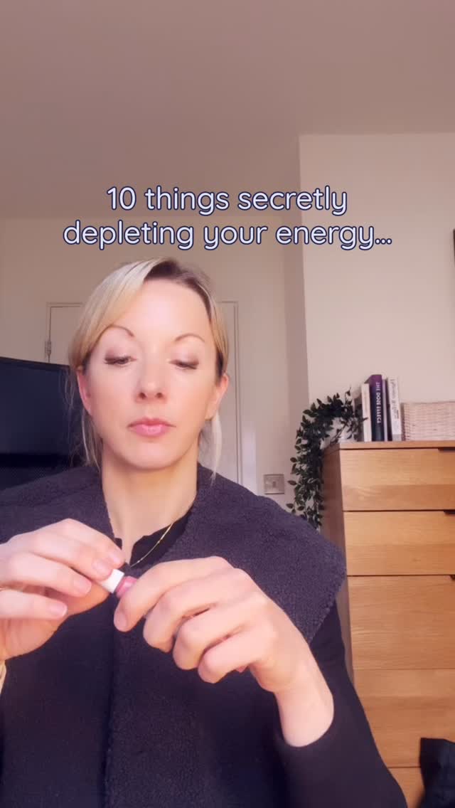 1️⃣Skipping breakfast (then running on cortisol + caffeine)
2️⃣Coffee on an empty stomach (borrows energy, then you crash)
3️⃣Under-eating protein (especially at breakfast + lunch)
4️⃣Living on “quick carbs” (blood sugar spikes → crashes)
5️⃣Not drinking enough water (low energy ≠ always “stress”)
6️⃣Eating too fast / at your desk (digestive stress steals energy)
7️⃣Micronutrient gaps (iron, B12, folate, vitamin D - get them checked)
8️⃣Never getting daylight in the morning (circadian rhythm disruption)
9️⃣Going hard with workouts when you’re already depleted
🔟Being “on” all the time (no real nervous system downshift)
DM me “ENERGY” and I’ll send you my simple 1 page, daily reset for more stable energy ✨