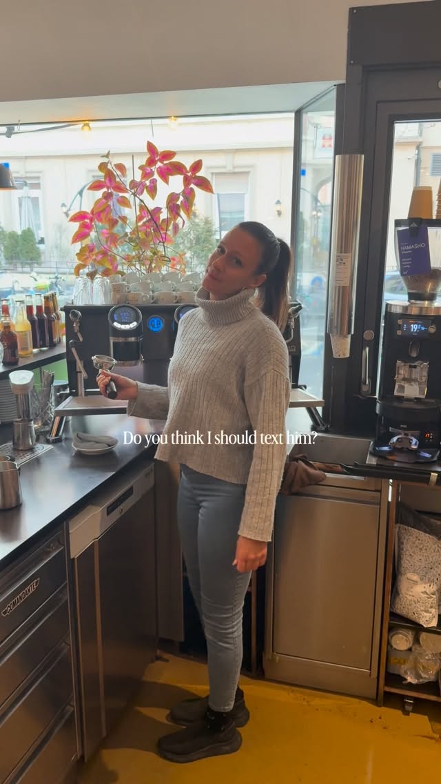 Or should she ask a costumer? 🤭
Unsere Kollegen sind manchmal auch die Therapeuten füreinander ❤️.
#joke #funnyreel #coffee #café #barista