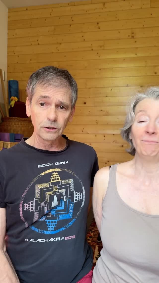 Le paradoxe de l’enseignant de Yoga🧨�
On pense souvent que l’expérience protège de la blessure. �Pourtant, comme nous l’avons vu précédemment, la réalité est plus complexe.�
Une étude de 2017 a révélé un chiffre frappant : �le risque de blessure à l’épaule est deux fois plus élevé pour les enseignants que pour les élèves pratiquant depuis moins de deux ans. Pourquoi ? Parce que répéter des postures sans une base anatomique physiologique, c’est préparer une blessure.�
À 62 ans, je n’ai jamais été aussi bien dans ma pratique. ��Pourquoi ? Parce que j’ai appris à passer de l’image de la posture à la réalité de la structure avec Serge. Il ne s’agit pas de « bien faire » la posture, mais de s’assurer que la structure porte réellement le mouvement.�
Nous avons condensé 50 ans de recherche dans notre Cursus Maîtrise YOGATHÉRAPIE 100h
�Pour que vous puissiez, vous aussi, enseigner et pratiquer toute votre vie avec expertise et sans douleur.�
👉 Lien en bio sur Instagram ou en premier commentaire sur Facebook.�Où notez INFO en commentaire.
#Yogatherapie #AnatomieYoga #ProfDeYoga #posturo #Cathetsergeyoga