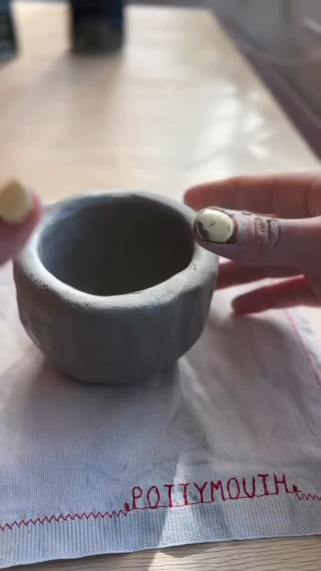 ✨THURS 29th JAN - BOSTON TEA PARTY, CHESWICK - 7-9.30✨
✨It’s pinch pot o’clock, we’ll be back at @btp.cheswick next week to make some unique, mugs. This session is perfect for those with little or no pottery experience so if you’re feeling inspired by the throwdown, come along and have a go!✨
✨Tickets are £38.50 with discounts available for students, nhs and those on low income, available on @say.yuup ✨
#bristolpottery #pinchpot #stonewareclay #potteryworkshop #handbuiltpottery #datenight