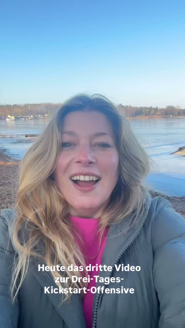 Tag 3: Wenn Kommunikation wirken soll,
mach es dir nicht kompliziert.
1️⃣ Rede. Keine Folien.
Menschen folgen Menschen.
Nicht Slides, nicht Buzzwords, nicht Grafiken.
2️⃣ Single minded.
Ein Gedanke.
Eine Botschaft.
Ein Thema pro Kommunikation reicht völlig.
3️⃣ Siehe Punkt 1.
Wenn du unsicher bist:
👉 Rede.
Gute Kommunikation ist kein Showact.
Sie entsteht, wenn du weißt, wofür du stehst –
und den Mut hast, es auszusprechen.
Damit endet die 3-Tages Kick-Start-Offensive.
Wenn du dein Business jetzt weiter schärfen willst:
👉 Hol dir deine 90-Minuten-Kurzanalyse mit mir.
Wir schauen gemeinsam, was zündet –
und was du getrost weglassen kannst.
Let’s fly. 🚀