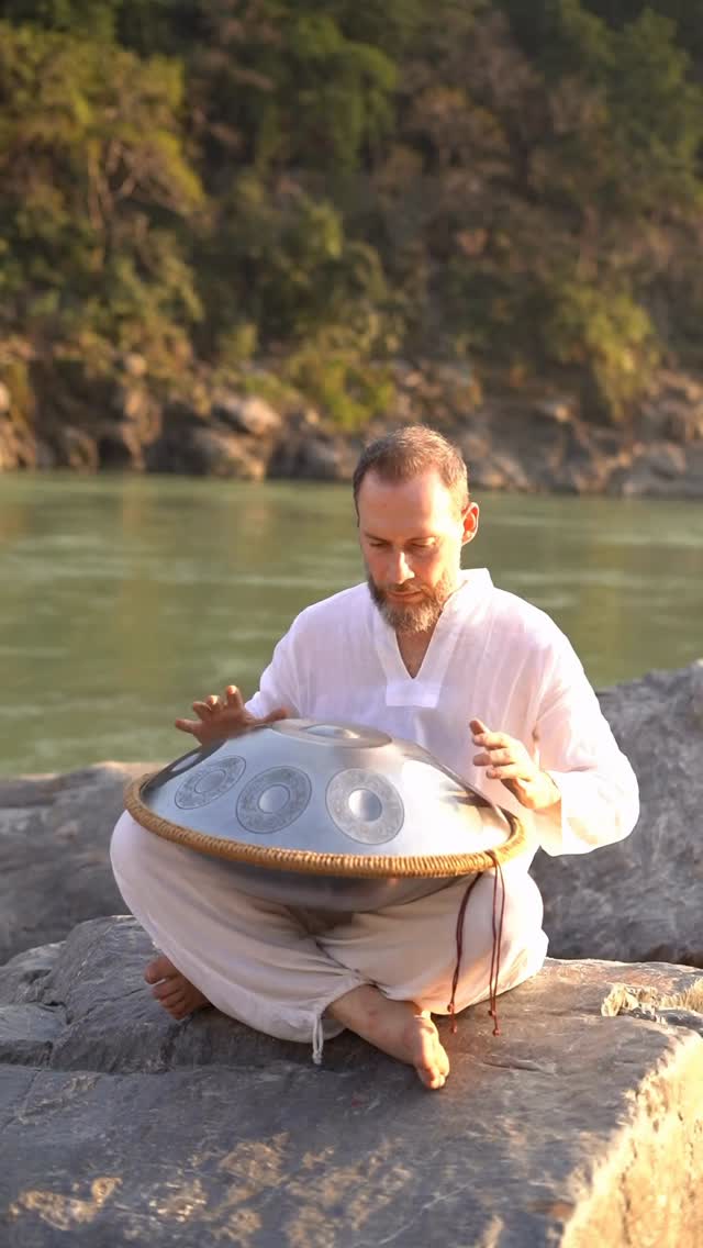 Playing at the Ganga river in Rishikesh, India
Sound instantly brings me in a meditative state. Combining this with the healing energy of Mother Ganga makes it even more special.
It was my wish to play down by the river to elevate my practice. To show deep respect and honour the beauty.
#GangaRiver #Handpan #MeditationMusic #Rishikesh