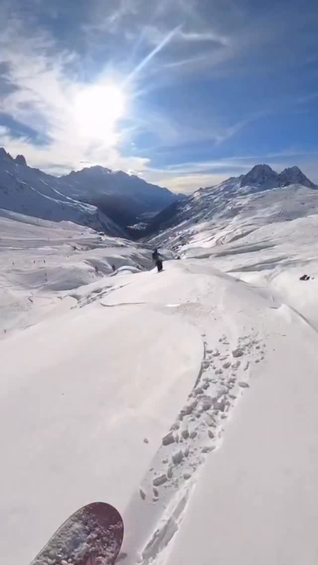 Stay on the ridge if you don’t want to be stuck in the dish and follow me, first track there cause it’s like that …
#snowboarding #chamonix
@henaff_off
🎥 following by @xtinahshih