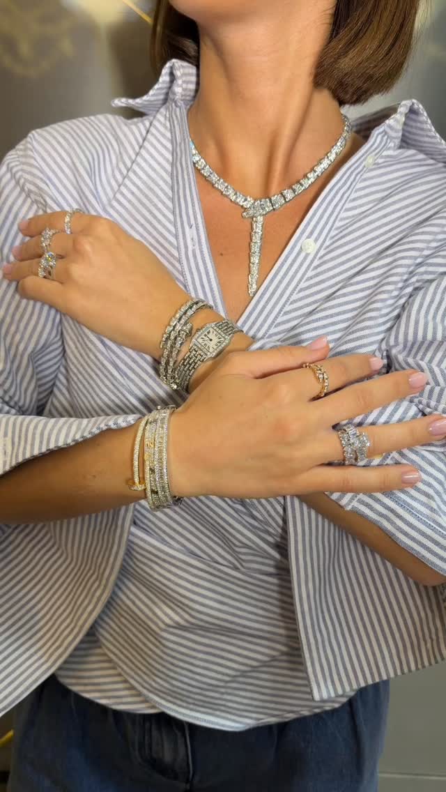 The incorporation of diamond jewellery into a woman’s ensemble can profoundly impact her overall aesthetic and self-perception. Infuse an air of refinement and poise, effortlessly. It serves as a potent medium for self-expression. #diamondring #diamondbangle #solitaireantwerp #shoppinginantwerp #antwerpjewelry