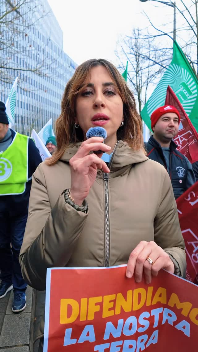 La plenaria del Parlamento europeo ha bocciato l’accordo Mercosur. È una vittoria degli agricoltori e dei territori, ed è anche una clamorosa sconfitta politica per chi ha provato a imporre questo accordo dall’alto.
Il voto sul ricorso alla Corte di Giustizia europea segna uno stop chiaro a una linea sbagliata, sostenuta fino all’ultimo dalla Commissione e difesa politicamente da Ursula von der Leyen e Giorgia Meloni. Ne prendano atto.
Per mesi ci hanno detto che il Mercosur era inevitabile.
Che fosse il prezzo da pagare in nome del commercio globale.
Noi abbiamo detto il contrario: non è accettabile costruire accordi commerciali scaricando i costi su agricoltori, territori e filiere di qualità.
Non si può pretendere dal nostro sistema agricolo standard sempre più elevati su sostenibilità, sicurezza e tracciabilità e poi consentire l’ingresso di prodotti che non rispettano le stesse regole. Questo modello non tutela il mercato europeo, lo indebolisce. Alimenta una competizione sbilanciata e colpisce chi produce nel rispetto delle regole.
La bocciatura di oggi dimostra che una battaglia portata avanti con serietà e continuità può incidere davvero sulle scelte europee, anche quando la Commissione spinge nella direzione opposta.
Ora l’Unione Europea deve decidere se continuare a proclamare obiettivi ambientali e sociali solo a parole, o se finalmente rendere coerenti le sue politiche commerciali.
Gli agricoltori e le nostre eccellenze non possono più pagare il prezzo delle sue contraddizioni.