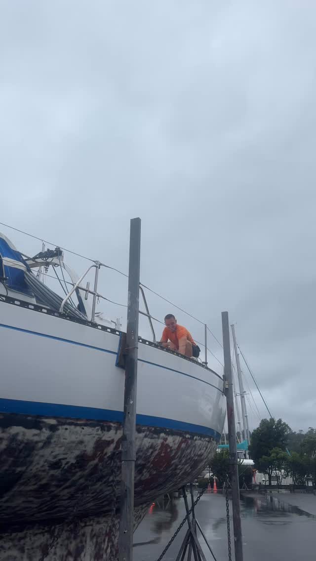 A bit of a rainy day but still on the tools 💪#totalyachtcare #bayofislandsnz #boatmaintenance #yachtlife #boatcare