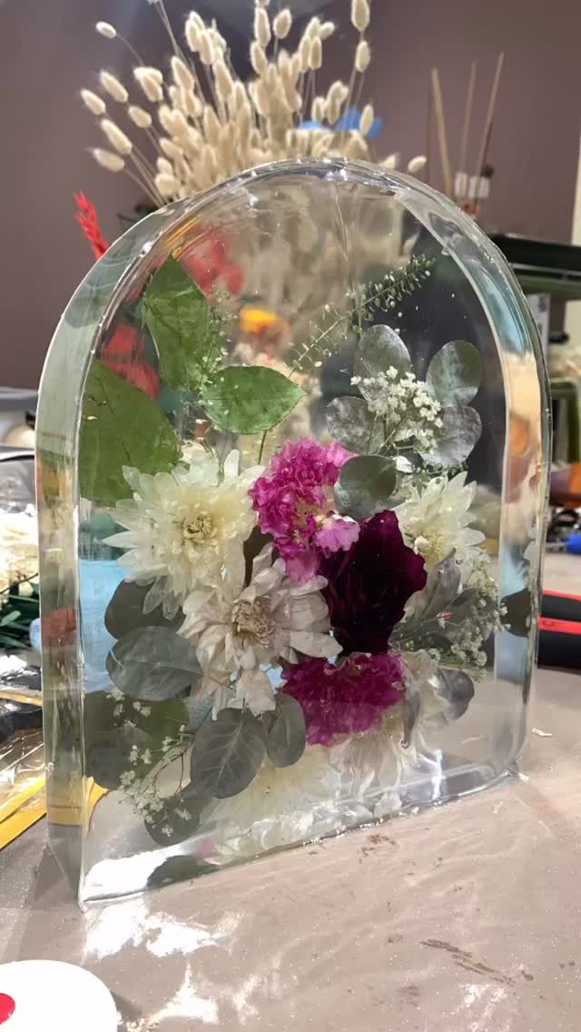 Long reel warning ‼️ No time for editing, Happy new year! My high street shop's countdown is on, and unless pigs fly, I'll be closing it after 5 incredible years come early 2027. Don’t worry though!! I'll still be around and about at local Markets, Garden Festivals and running workshops here and there. Meanwhile, weddings, resin art, and garden design are keeping me absurdly busy. Bookings are open for dried floral displays this year and next. Thinking of preserving memories? Let's get ridiculous! Check out my resin art intro offer at DorsGarden.co.uk or DM me. #herefordshire #rossvegas #weddinginspiration #shoplocal