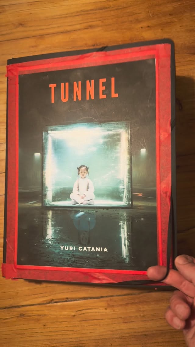 TUNNEL di Yuri Catania
Il manoscritto
Esattamente un anno fa ho aperto un documento vuoto.
Oggi apro questa scatola.
Dentro c’è il mio primo romanzo.
Un thriller nato di notte, pagina dopo pagina, mentre il resto del mondo dormiva.
Ogni foglio che vedete è una scelta,
personaggi che hanno preso vita,
che poi per qualcuno
ho dovuto lasciare andare.
una storia che non riuscivo più a smettere
di scrivere.
Presto entrerà nella fase di editing
presto non sarà più solo mio.
Sentire le sue pagine tra le dita mi fa molto effetto perché c’è dentro tanta vita passata in un altrove della mia mente che ancora non conoscevo.
Non perdetevi,
se volete scoprire dove porterà il mio TUNNEL
#primoromanzo #thriller #tunnel #yuricatania #manoscritto #amwriting #writingcommunity #bookstagram #novel #romanzosvizzero #gottardo #manoscritto