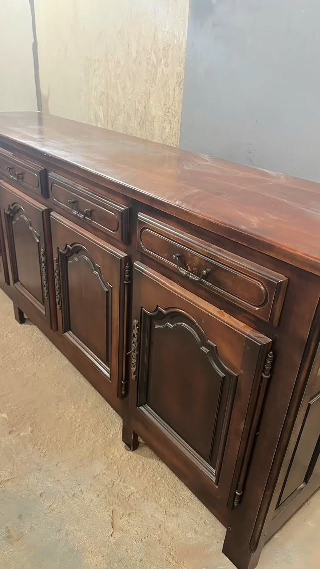 AVANT ➡️ APRÈS ✨
Ce buffet 4 portes en merisier a retrouvé une seconde vie 🔥
➡️ Aérogommage de précision
➡️ Abrasifs 100 % écologiques 🌱
➡️ Finition vitrificateur UltraMat pour un rendu naturel, doux et durable
Regarde bien la transformation…
👉 Le bois respire à nouveau
👉 Les veines du merisier sont révélées
👉 Zéro produit agressif, zéro compromis
💬 Tu préfères le bois brut ou le meuble foncé d’avant ?
❤️ Like si toi aussi tu aimes voir le bois renaître
📲 Abonne-toi pour ne rater aucune transformation avant/après
♻️ Ici, on restaure mieux, pas plus vite #aerogommage #bois #fyp