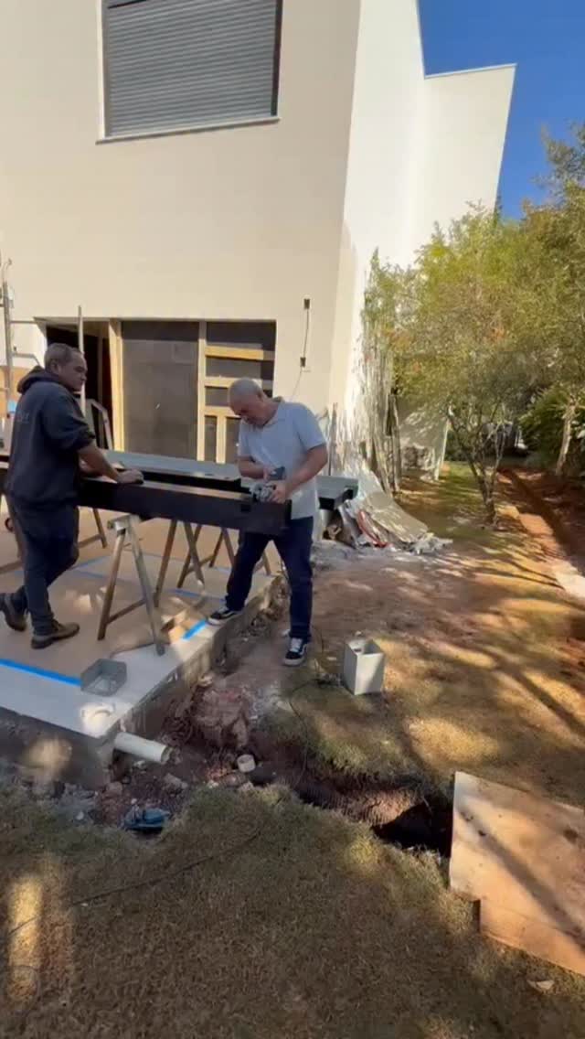 Projetos de pátio design não começam na obra.
Começam no entendimento preciso da arquitetura e do uso ao espaço. Cada solução é desenhada sob medida, considerando: insolação, ventilação, estrutura e estética.
Na execução, entra uma equipe altamente treinada,
alinhada ao projeto, ao cronograma e aos detalhes que fazem diferença no resultado final.
Instalação precisa.
Processo coordenado.
Resultado à altura do seu projeto.
Arthur Decor | Pátio Design Sob Medida