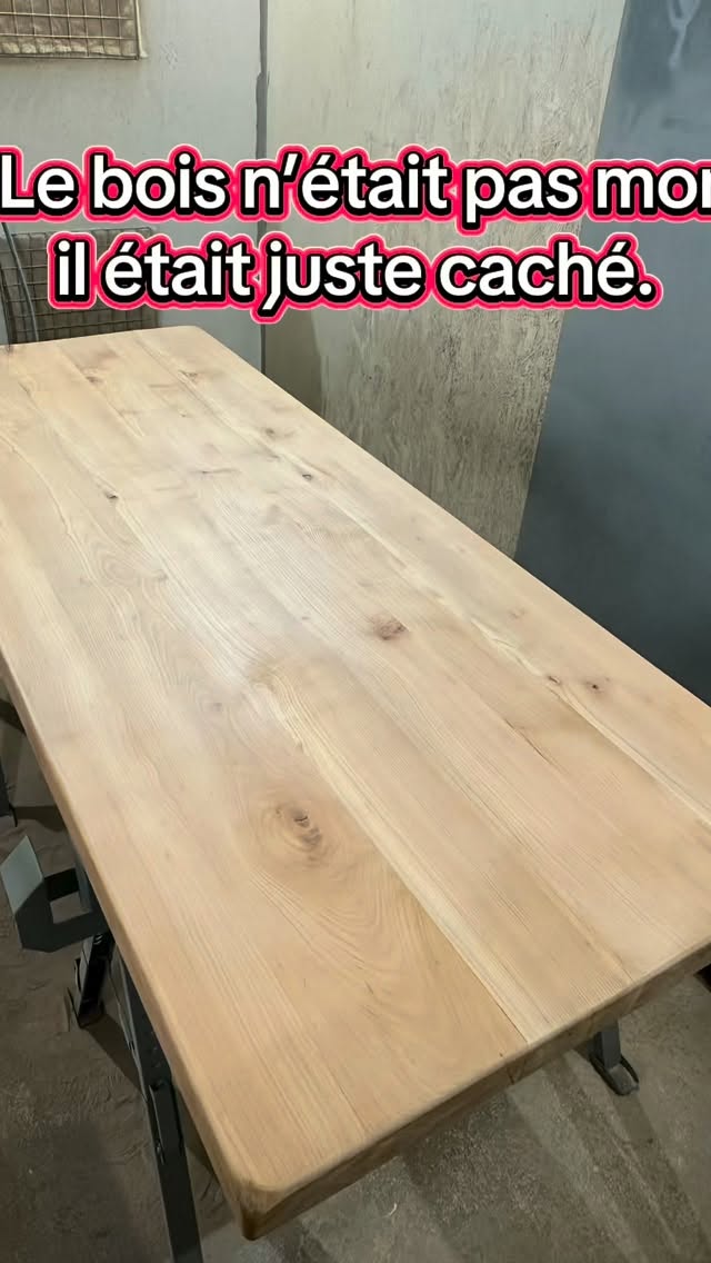 ✨ TRANSFORMATION INCROYABLE ✨
Cette table en merisier était foncée, vernie, fatiguée…
👉 Aujourd’hui : bois brut, clair, vivant, comme au premier jour 🤯
🔥 ZÉRO peinture • ZÉRO décapant chimique
💎 Aérogommage 100% écologique
🪨 Abrasif naturel à base de pierre d’Almandine
🌍 Respect du bois, respect de l’environnement
➡️ Le bois respire à nouveau
➡️ Le veinage ressort comme jamais
➡️ Protection finale avec un vitrificateur ultra mat pour garder l’aspect naturel ✨
💥 AVANT / APRÈS qui fait du bien aux yeux
Dis-moi en commentaire 👇
👉 Tu préfères AVANT ou APRÈS ?
🙏 Si tu aimes les transformations satisfaisantes,
💪 si tu veux soutenir l’artisanat et l’écologie,
❤️ lâche un like,
📲 abonne-toi
🚀 et donne de la force en partageant !
📌 Ici, on redonne vie au bois, sans tricher. #aerogommage #bois #fyp #merisier