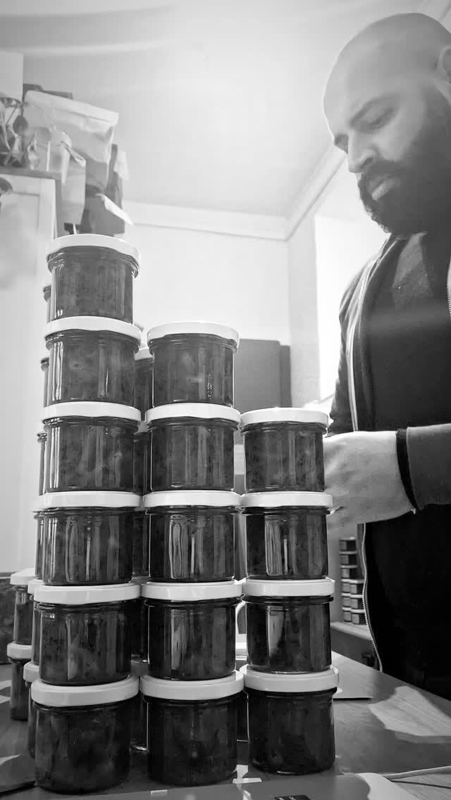 Emballage Emballage Emballage
Une seule mission, terminer le packaging des derniers 400 confitures avant Lundi.
À mon rythme actuel je la vois compliquée, très compliquée!
.
.
.
#benedettoconfituresatypiques #confituresatypiques #jam #food #instafood